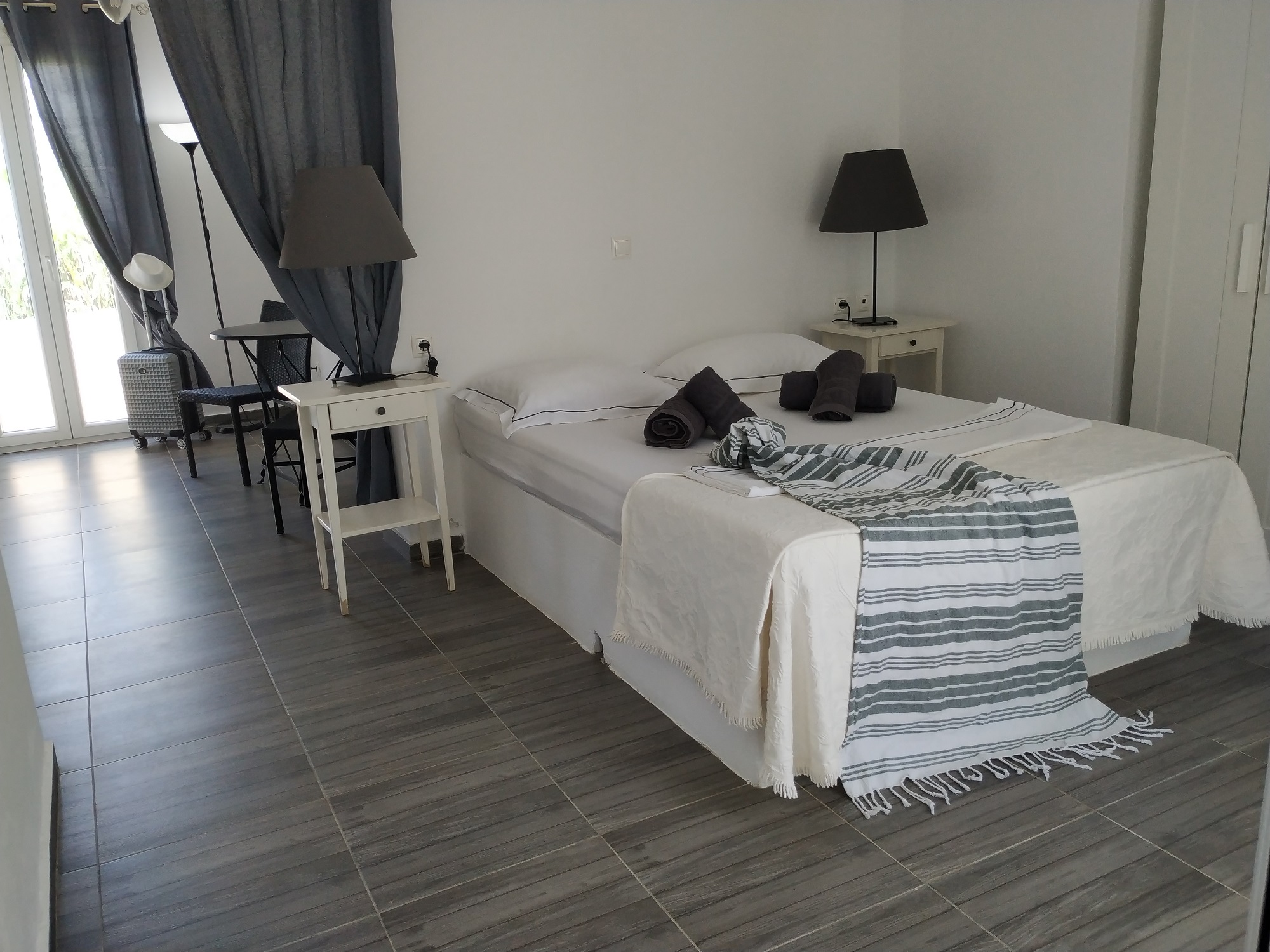 Twin room – double room with partial sea view